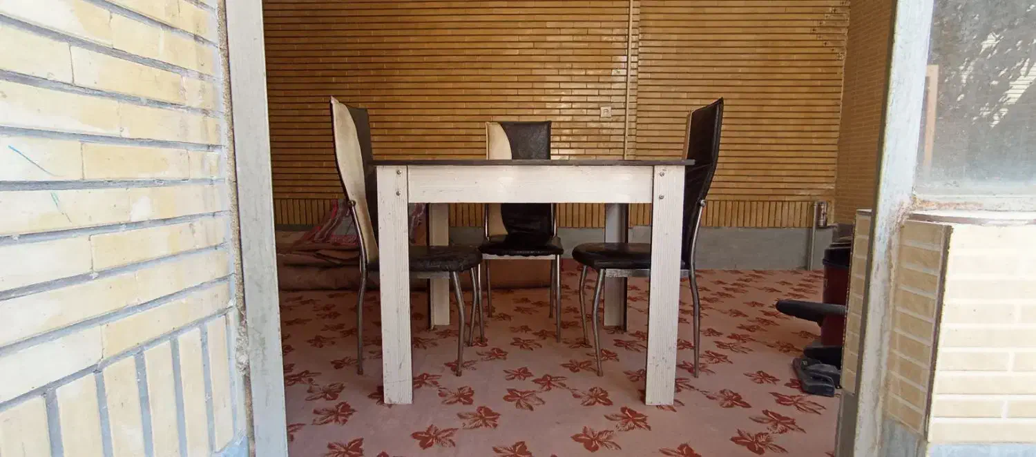 میز غذا خوری|میز و صندلی غذاخوری|پیر بکران, |دیوار