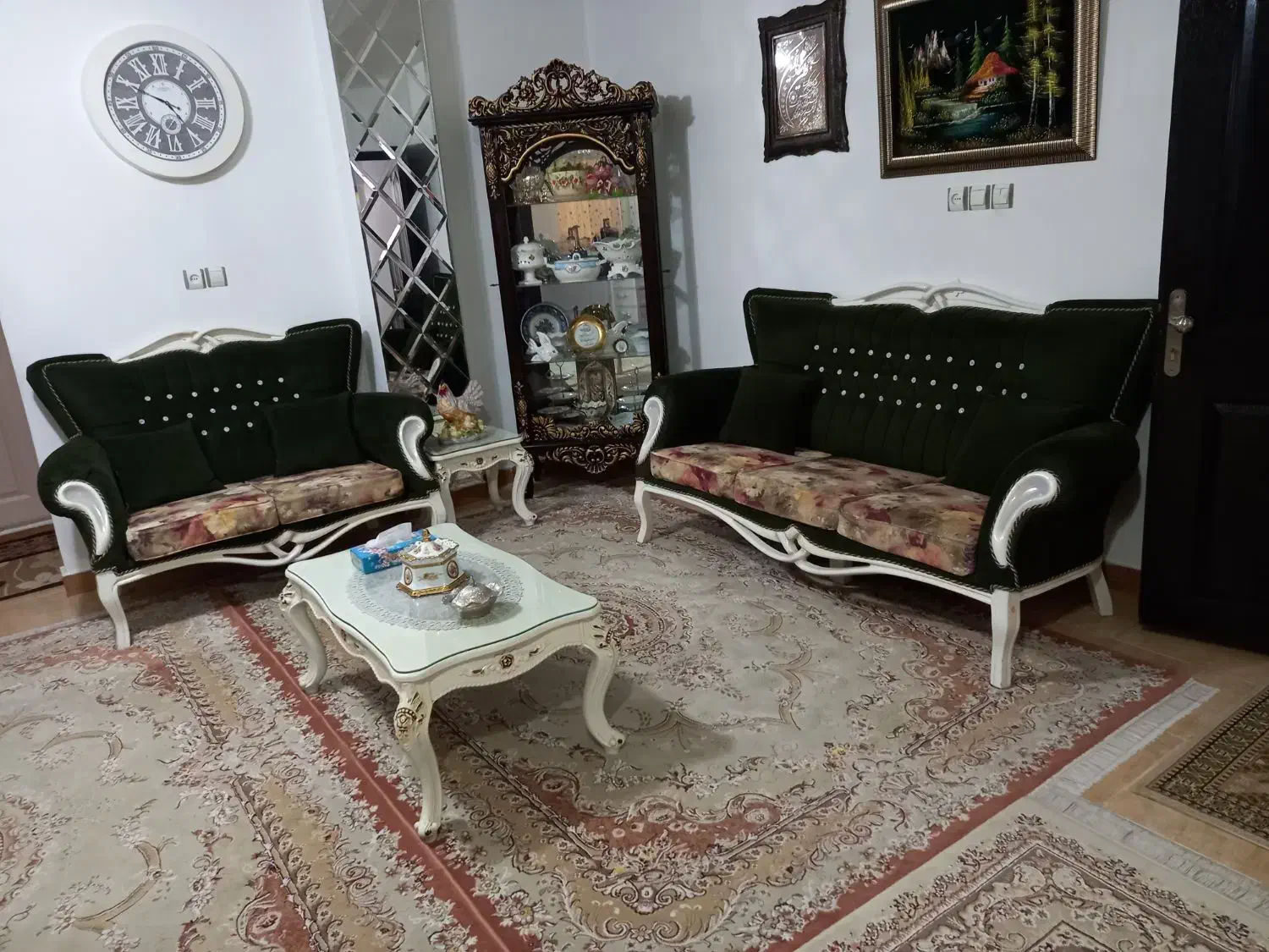 مبل هفت نفره همراه باجلومبلی.خیلی تروتمیزه|مبلمان خانگی و میز عسلی|صومعه‌سرا, |دیوار