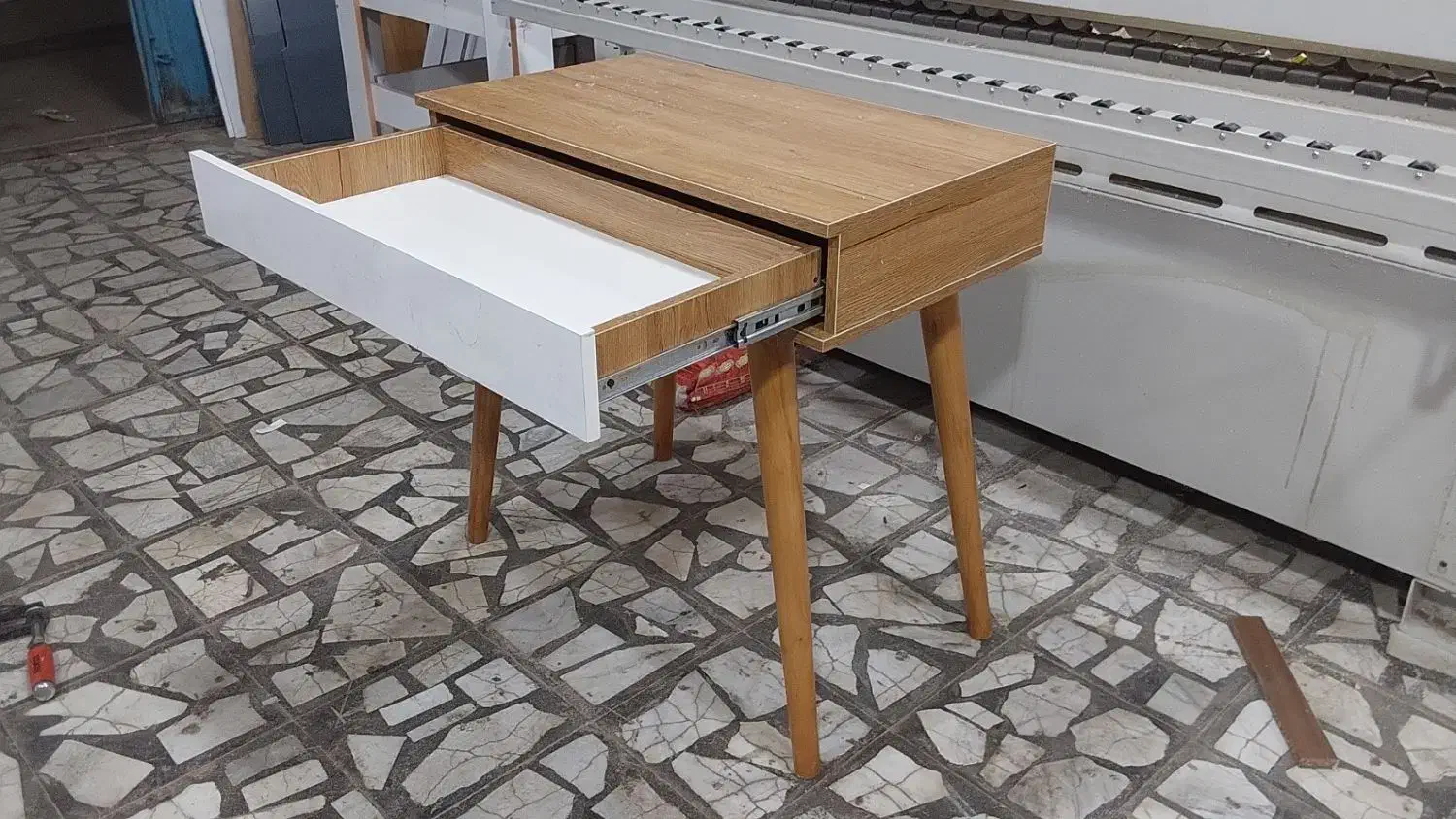 میز و جاکفشی و تخت|تخت و سرویس خواب|اصفهان, محله اسلامی|دیوار