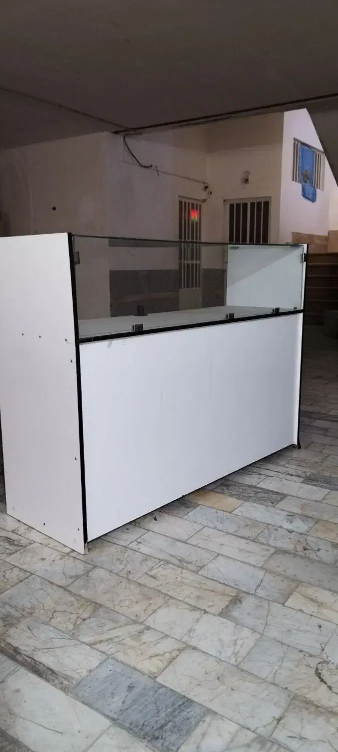 یک عدد ویترین و یک عدد رگال دیواری در حد نو|فروشگاه و مغازه|قم, زنبیل آباد|دیوار