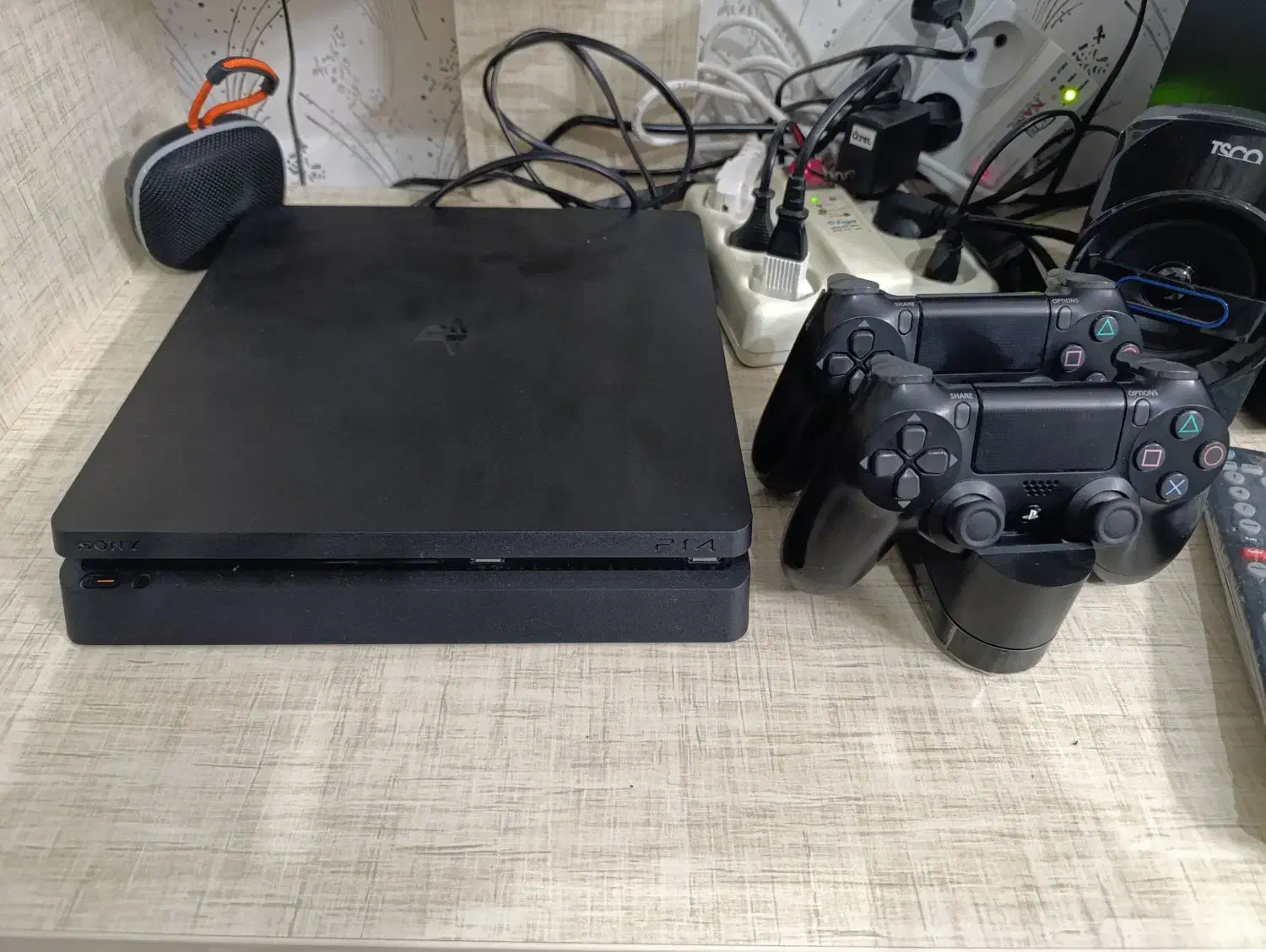 ps4 تمیز سالم یک ترابایت اسلیم|کنسول، بازی ویدئویی و آنلاین|میانه, |دیوار