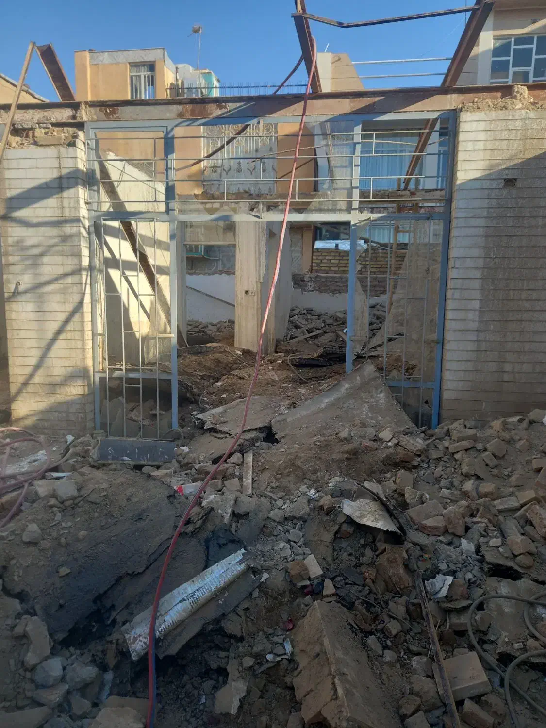 تخریب وخاکبرداری کلی وجزیی|خدمات پیشه و مهارت|بروجرد, |دیوار