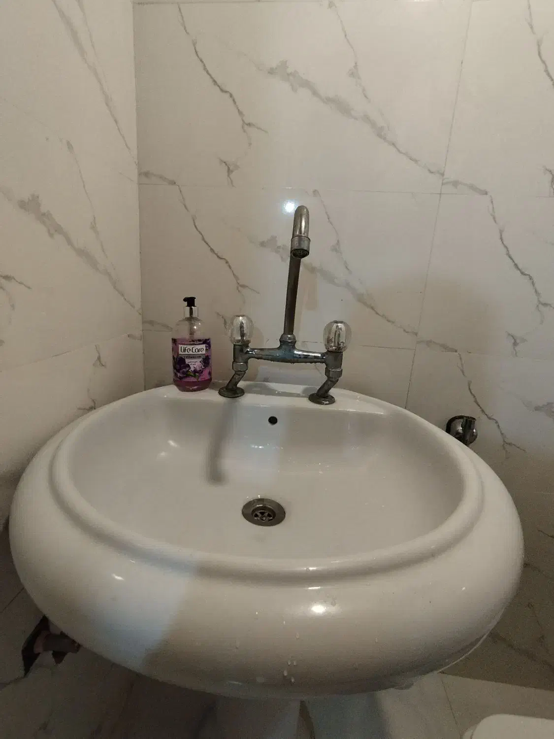 روشویی با شیرآبش|لوازم سرویس بهداشتی|چالوس, |دیوار