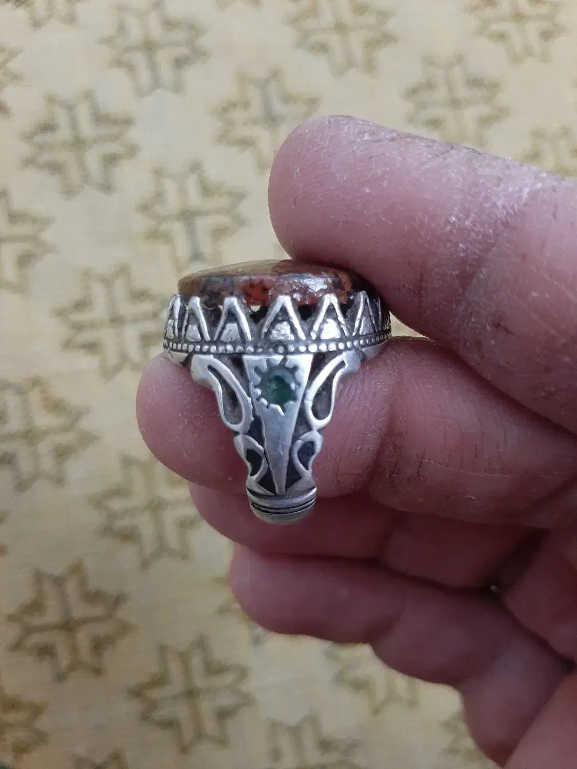 انگشتر رکاب نقره عقیق خاص کم نظیر دو طرف رکاب زمرد|جواهرات|نجفآباد, مولوی شمالی|دیوار