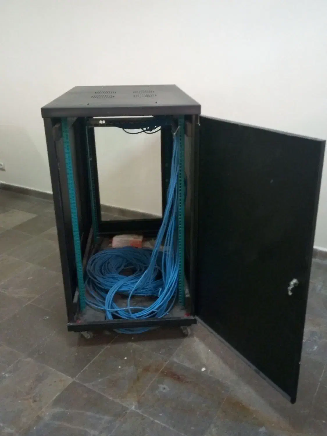 نیم رک به همراه پچ پنل ۲۴پورت ومقدار ی کابل|مودم و تجهیزات شبکه|تهران, نیلوفر|دیوار