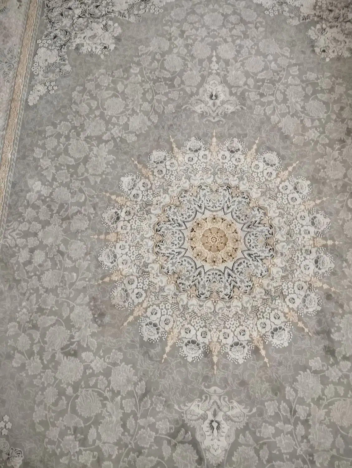 فرش ۱۲ متری ۷۰۰ شانه تراکم ۳۰۰۰ گلبرجسته در حد نو|فرش|مشهد, شهید قربانی|دیوار