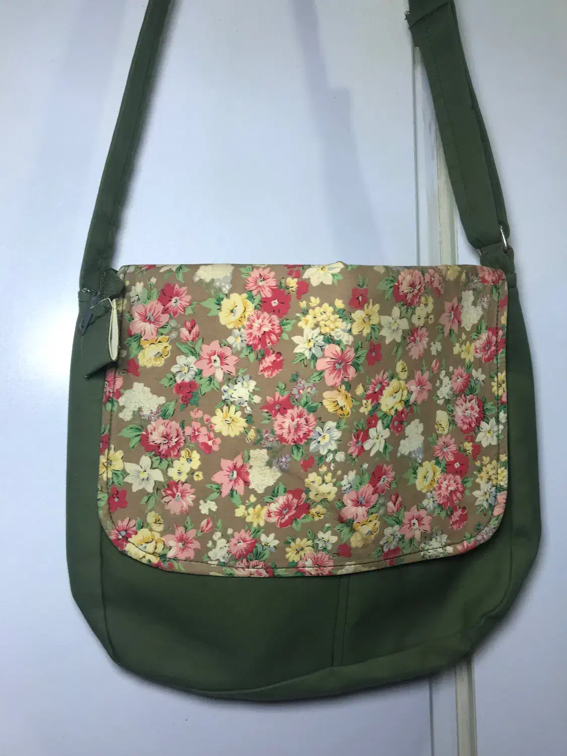 کیف|کیف، کفش، کمربند|رشت, آب آسیاب|دیوار