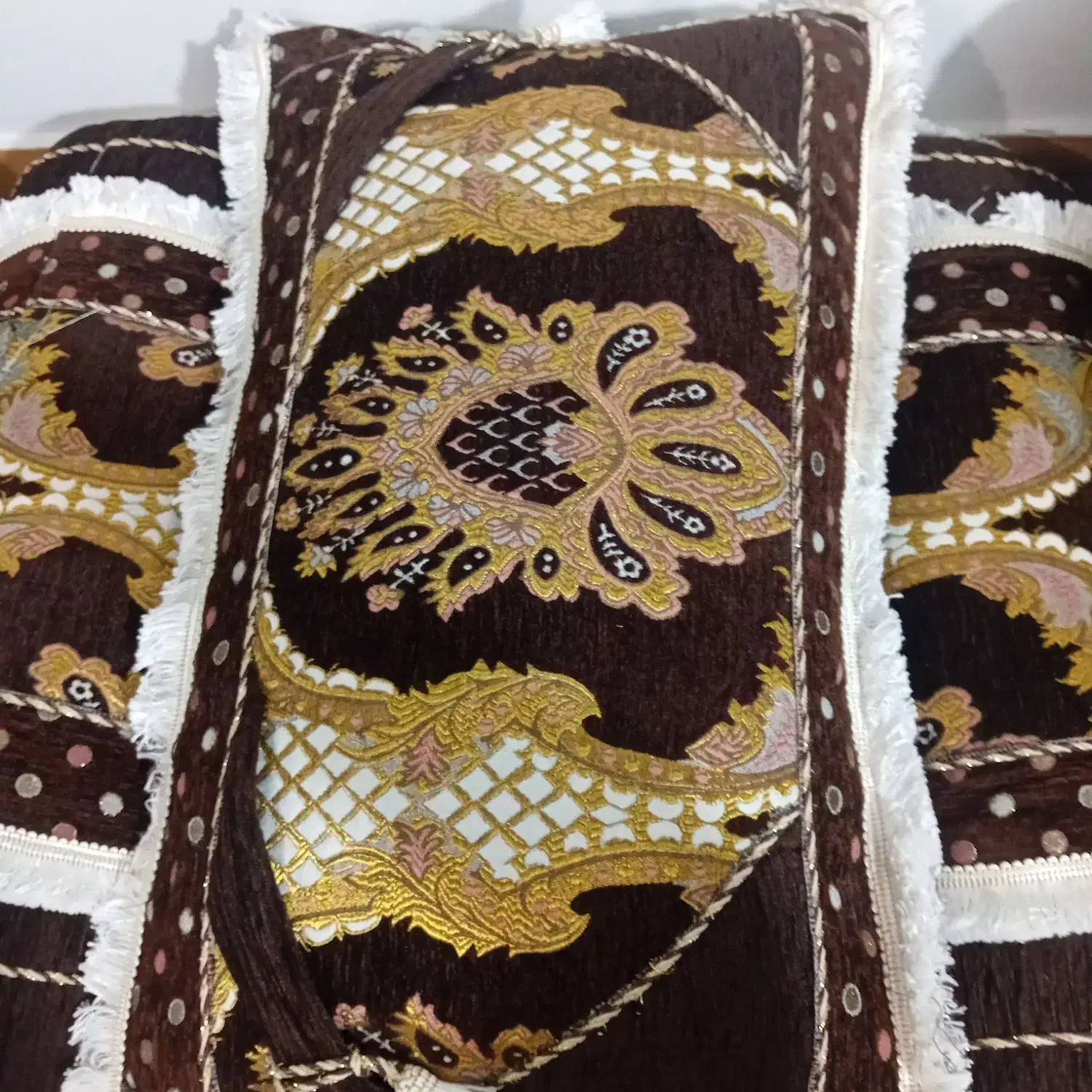 رو کناره و بالست و پشتی|رختخواب، بالش، پتو|خانمیرزا, |دیوار