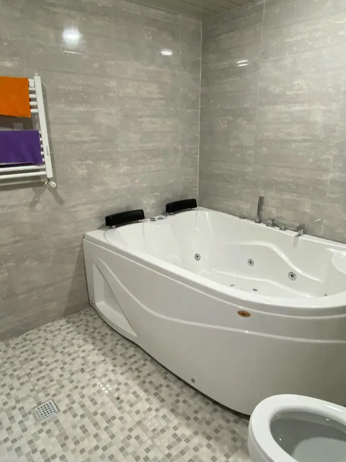 سوییت ۲خوابه با وان جکوزی|اجارهٔ کوتاه‌مدت آپارتمان و سوئیت|بندر انزلی, معلم|دیوار