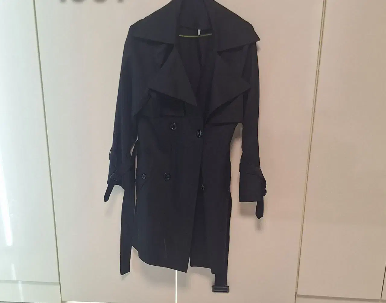 مانتو وشنل|لباس|یاسوج, |دیوار