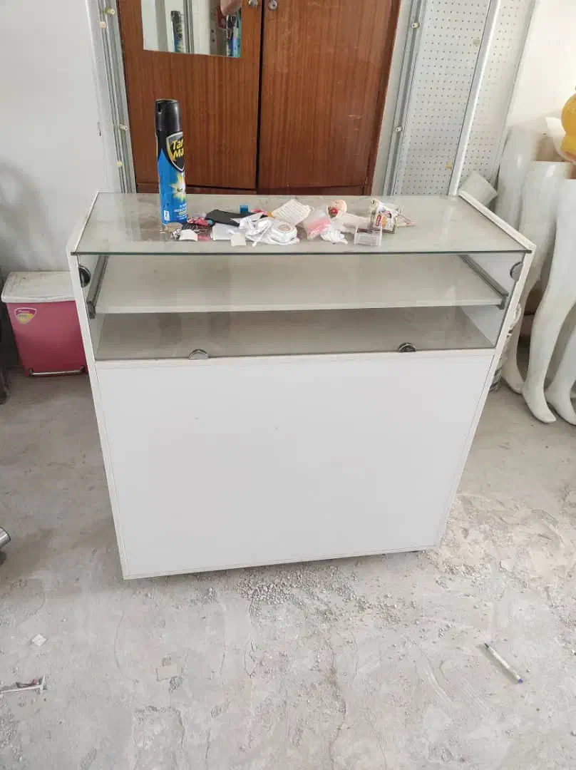 میز پیشخوان ام دی اف ۲ عدد و چندتا مانکن|فروشگاه و مغازه|میاندوآب, |دیوار