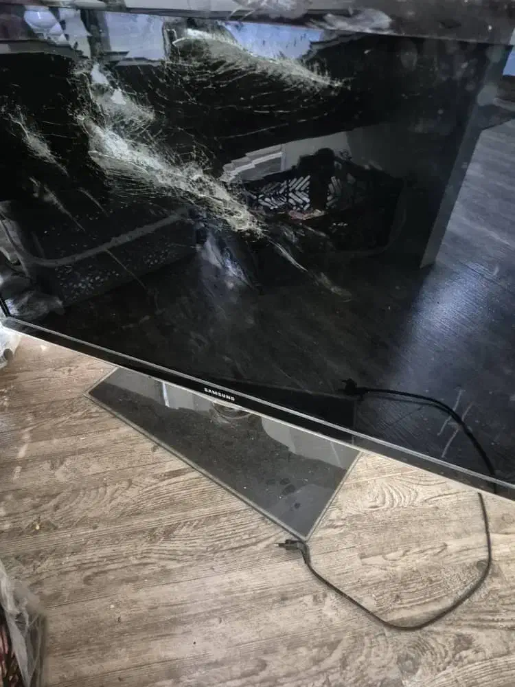 تلویزیون شکسته|تلویزیون و پروژکتور|برازجان, |دیوار