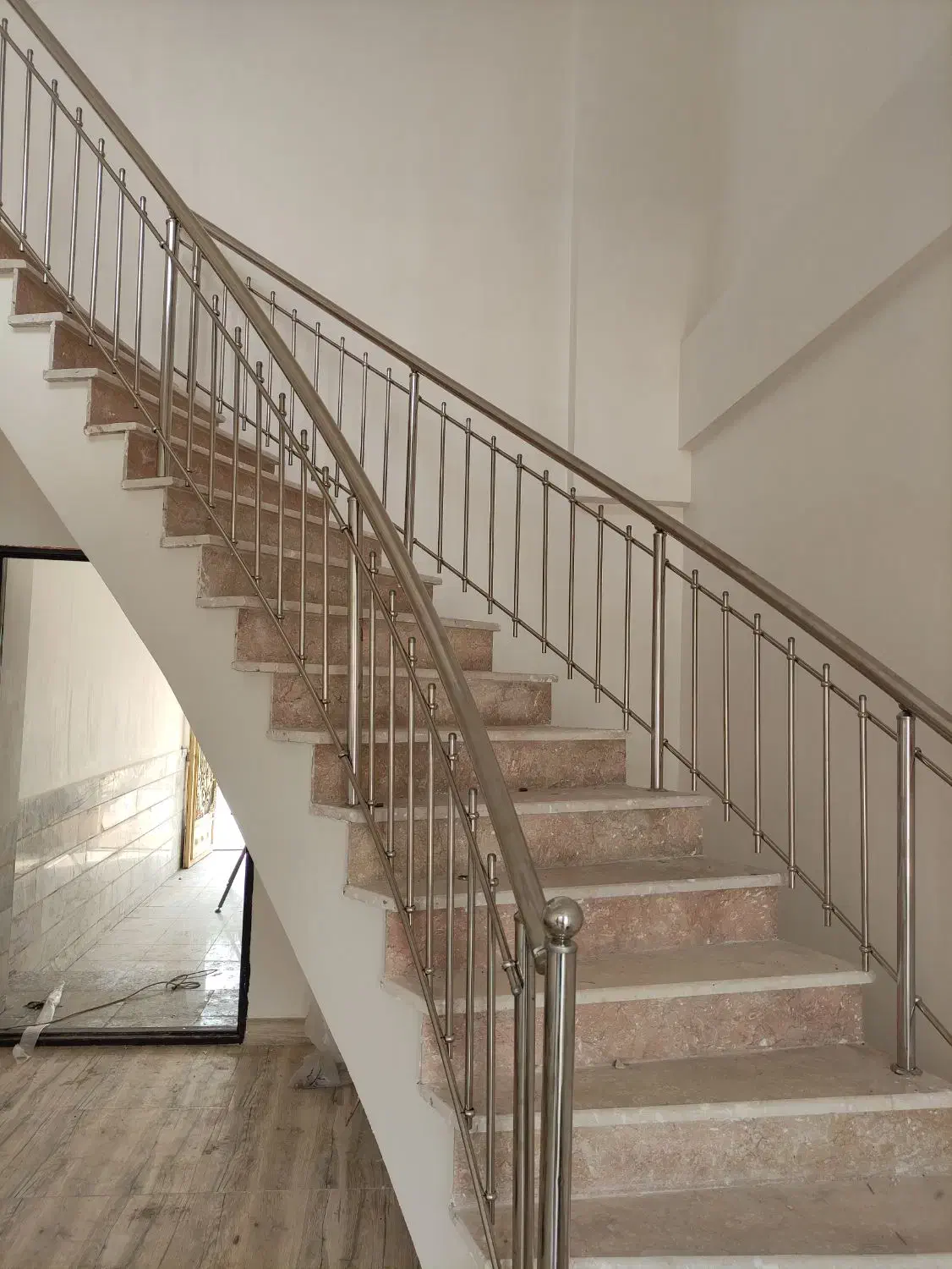 نصب نرده استیل آلومینیوم چوبی اقساطی|خدمات پیشه و مهارت|قزوین, |دیوار