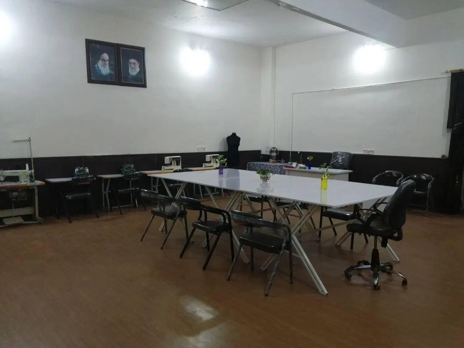 چرخ خیاطی ،میز برش، صندلی|چرخ خیاطی و ریسندگی|قوچان, |دیوار