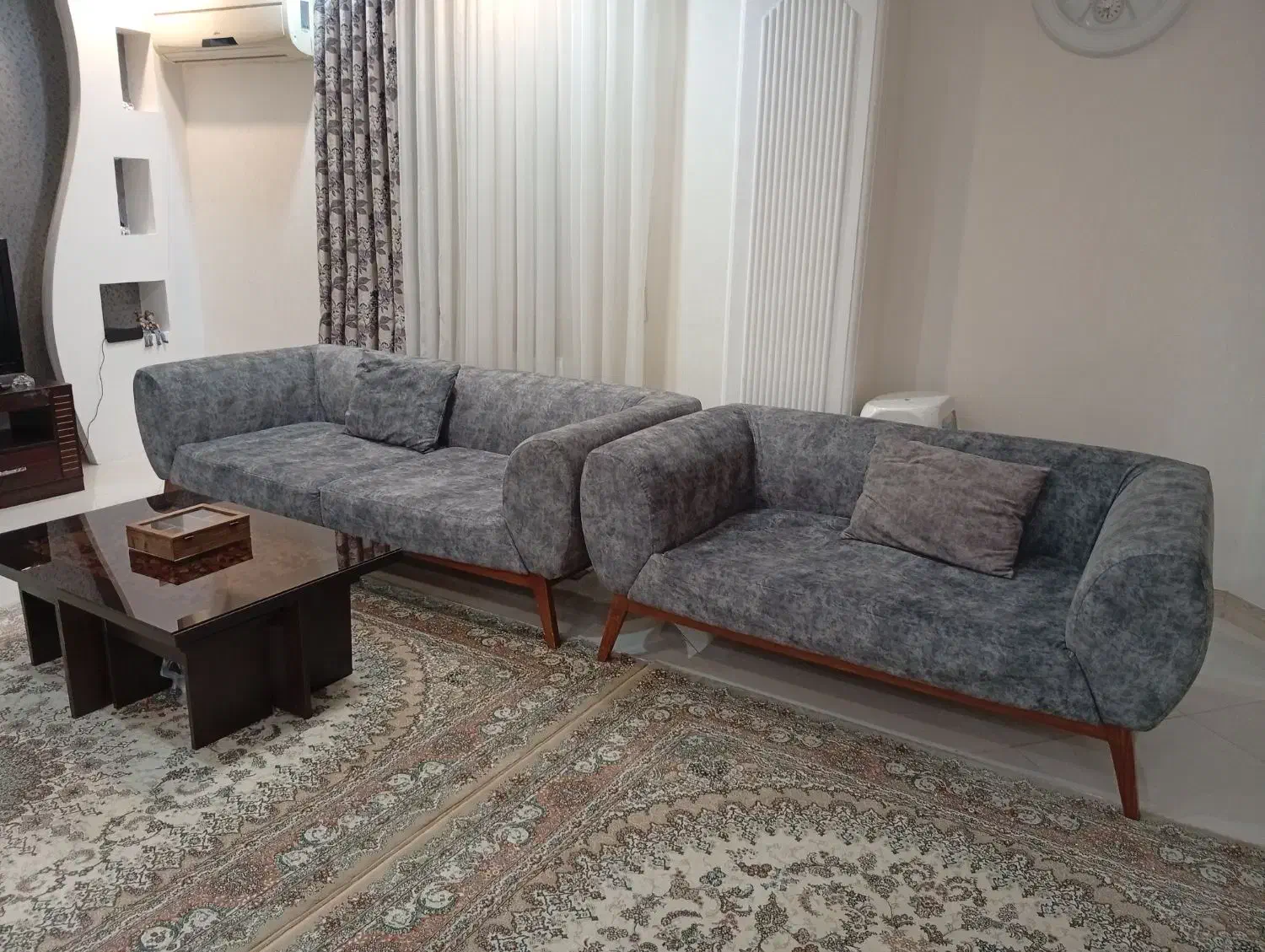 مبل راحتی ۷ نفره|مبلمان خانگی و میز عسلی|رشت, باهنر|دیوار