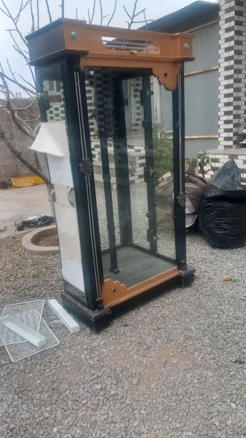 ویترین سالم هست به علت جابه جایی میخام بفروشم|بوفه، ویترین، کنسول|خانمیرزا, |دیوار