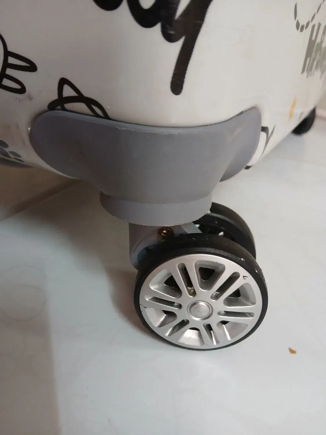 تعویض چمدان فانتزی نشکن (متوسط) با سایز بزرگ|کیف، کفش، کمربند|لاهیجان, رجایی|دیوار