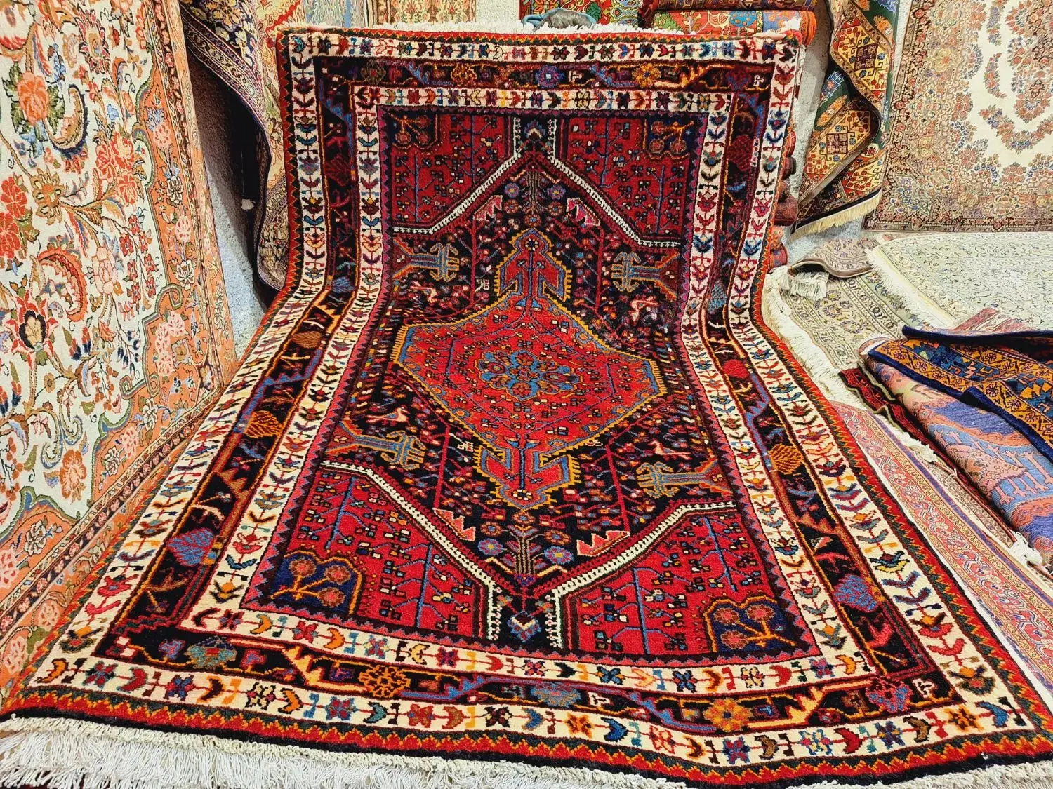 قالیچه دستباف زمینه مشکی|فرش|تهران, اکباتان|دیوار
