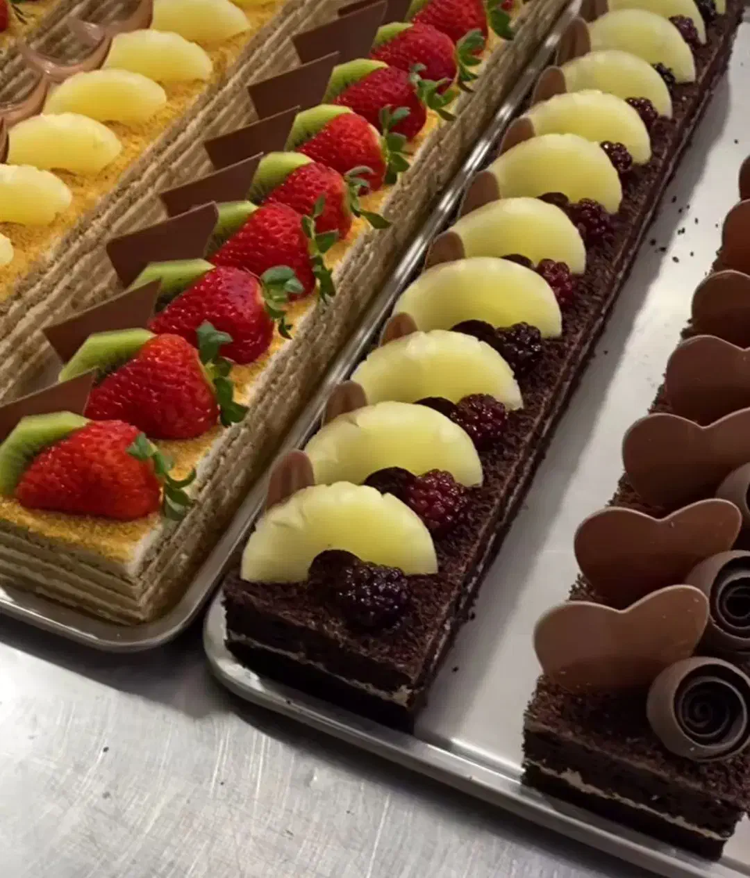 نیازمند نیروی متخصص اقا|استخدام خدمات فروشگاه و رستوران|بروجرد, |دیوار