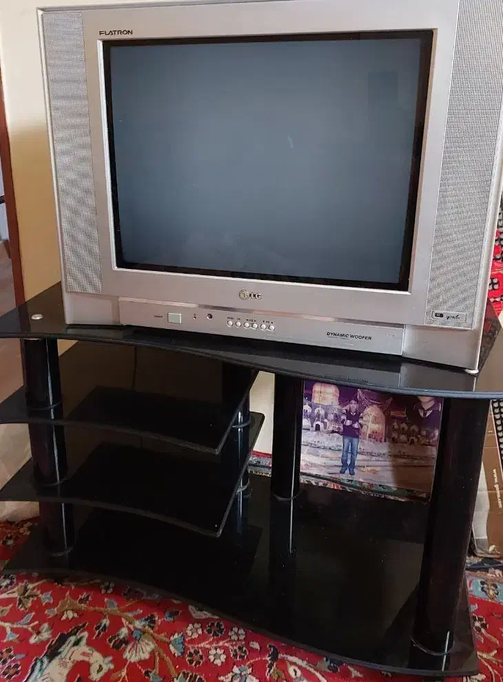 تلویزیون LG همراه با میز تلویزیون کاملا نو|تلویزیون و پروژکتور|چالوس, |دیوار