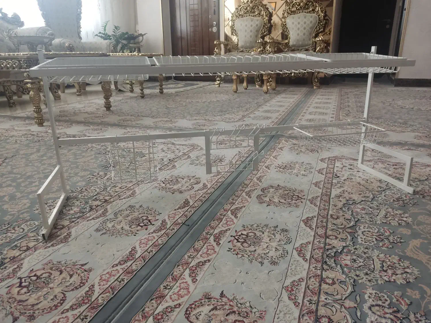 آبچکان پشت پنجره|آب‌چکان و نظم‌دهنده ظروف|قم, میرزائیه|دیوار