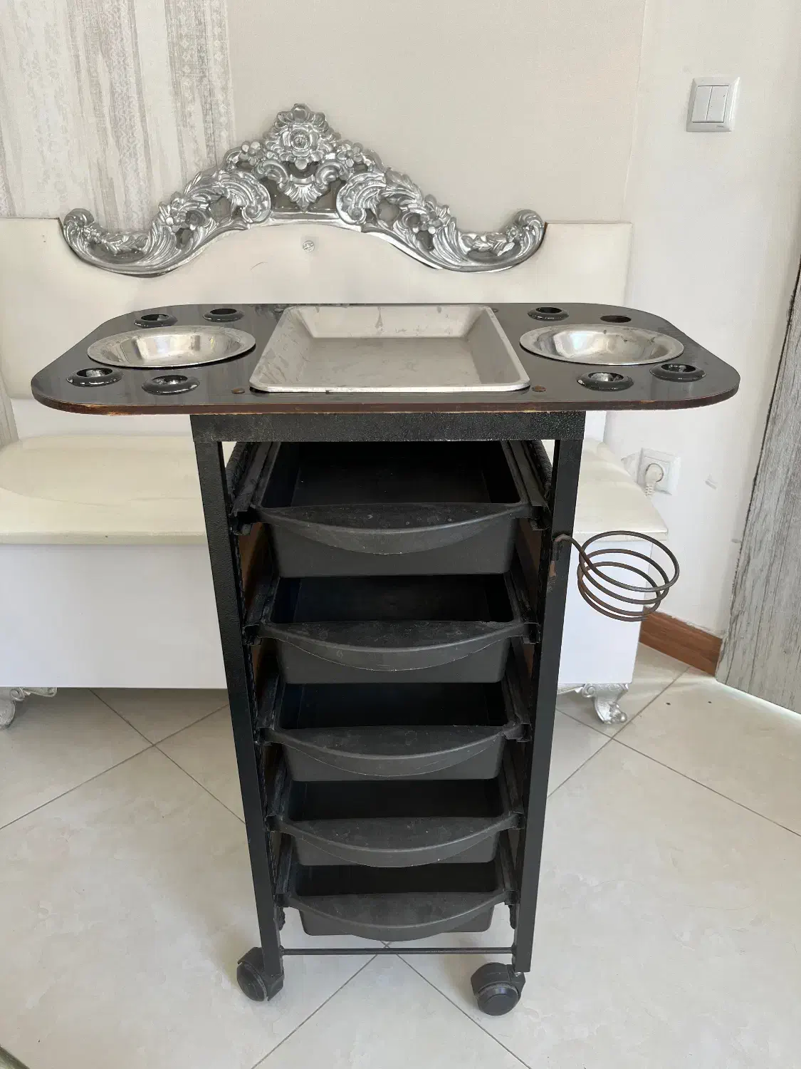 دو عدد ترولی|آرایشگاه و سالن‌های زیبایی|رامسر, |دیوار