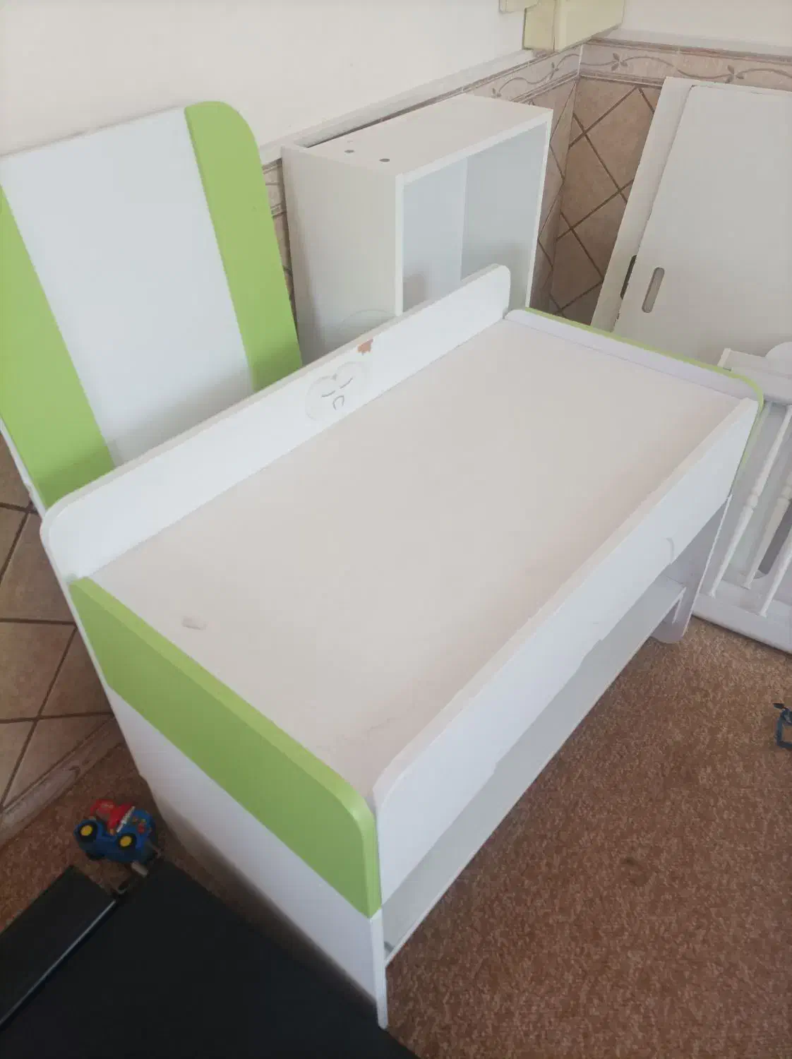 یک دستگاه موتور شارژی و دو عدد تخت وکمدبچه|اسباببازی بچه|کازرون, |دیوار