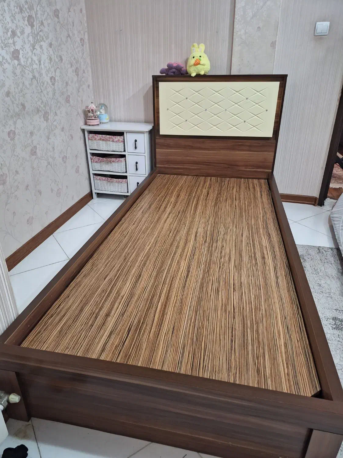 تخت یک نفره برند گوفر بسیار مقاوم و تمیز|تخت و سرویس خواب|مشهد, رضاشهر|دیوار