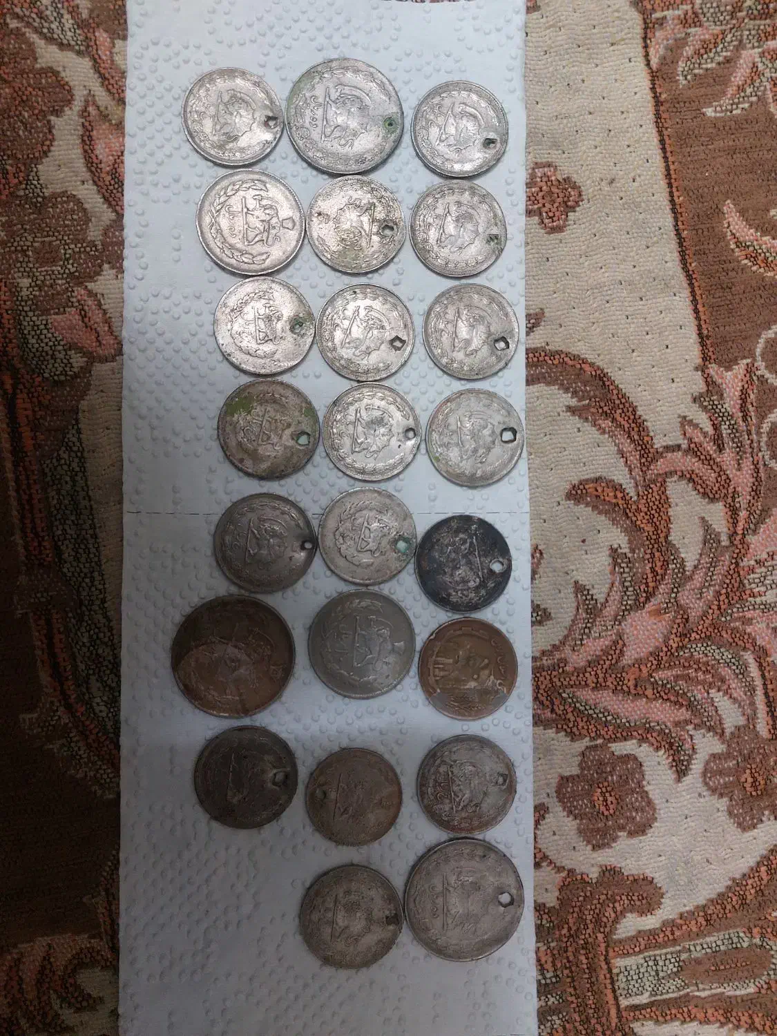 تعدادی سکه زمان شاهنشاهی وسکه قدیمی|کلکسیون اشیاء عتیقه|اسفراین, |دیوار