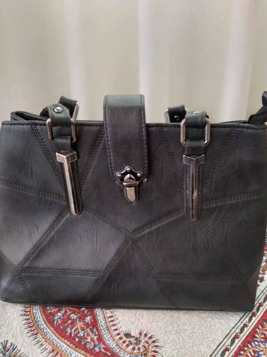 دوعدد کیف سالم|کیف، کفش، کمربند|قدس, شهر‌قدس|دیوار