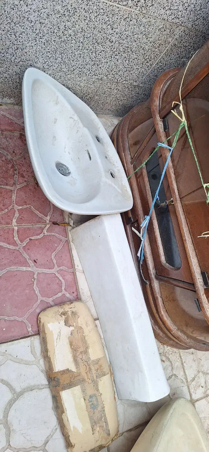 دوعدد روشویی وپایه ها.و یک تولت فرنگی|لوازم حمام|کرمان, |دیوار