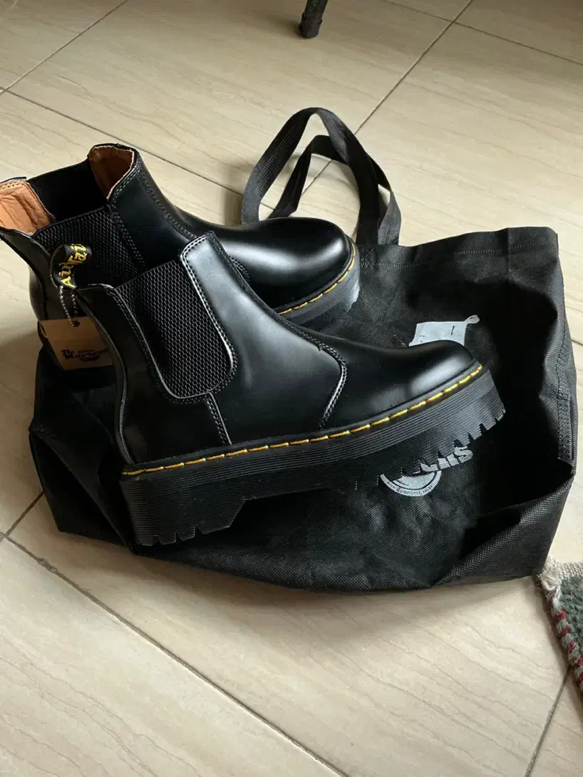 بوت دکترمارتین|کیف، کفش، کمربند|رشت, لاکان شهر|دیوار