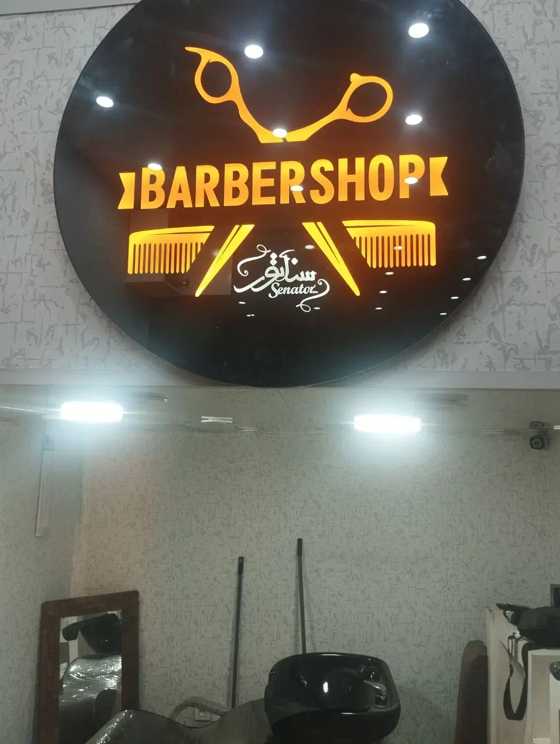 یک عدد تابلو شیشه ای صندلی vip|آرایشگاه و سالنهای زیبایی|همدان, |دیوار