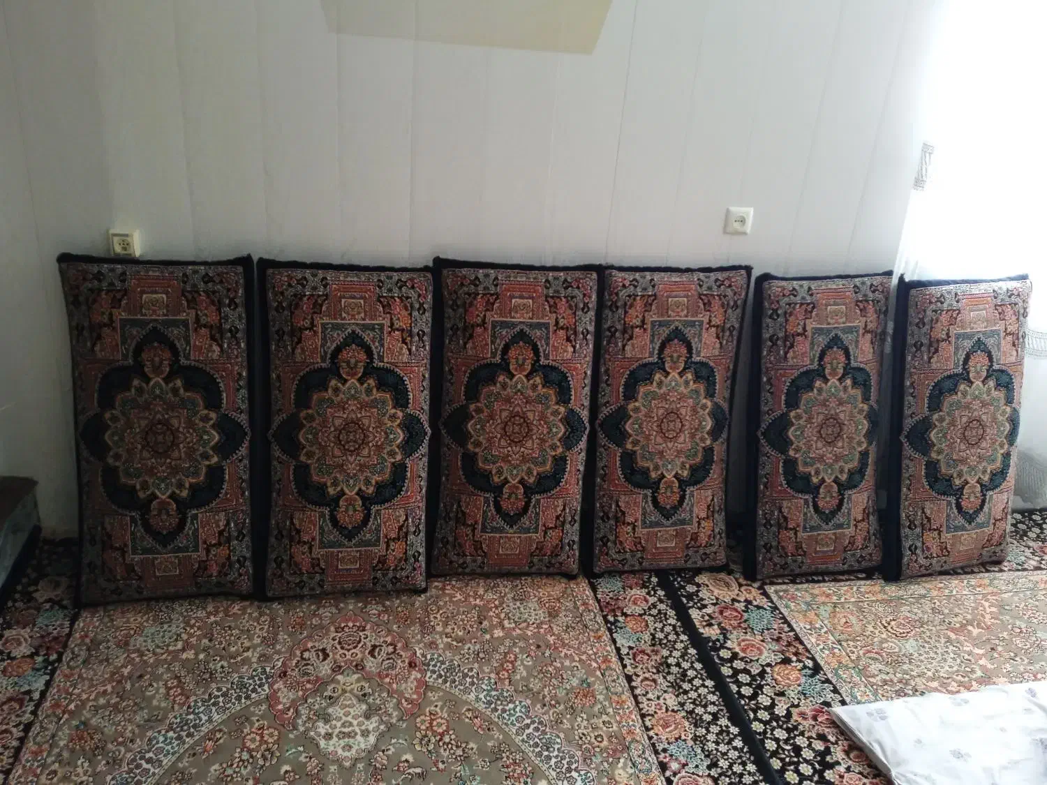 سه دست پشتی در حد نو|پشتی|تربت‌حیدریه, بالا ولایت|دیوار