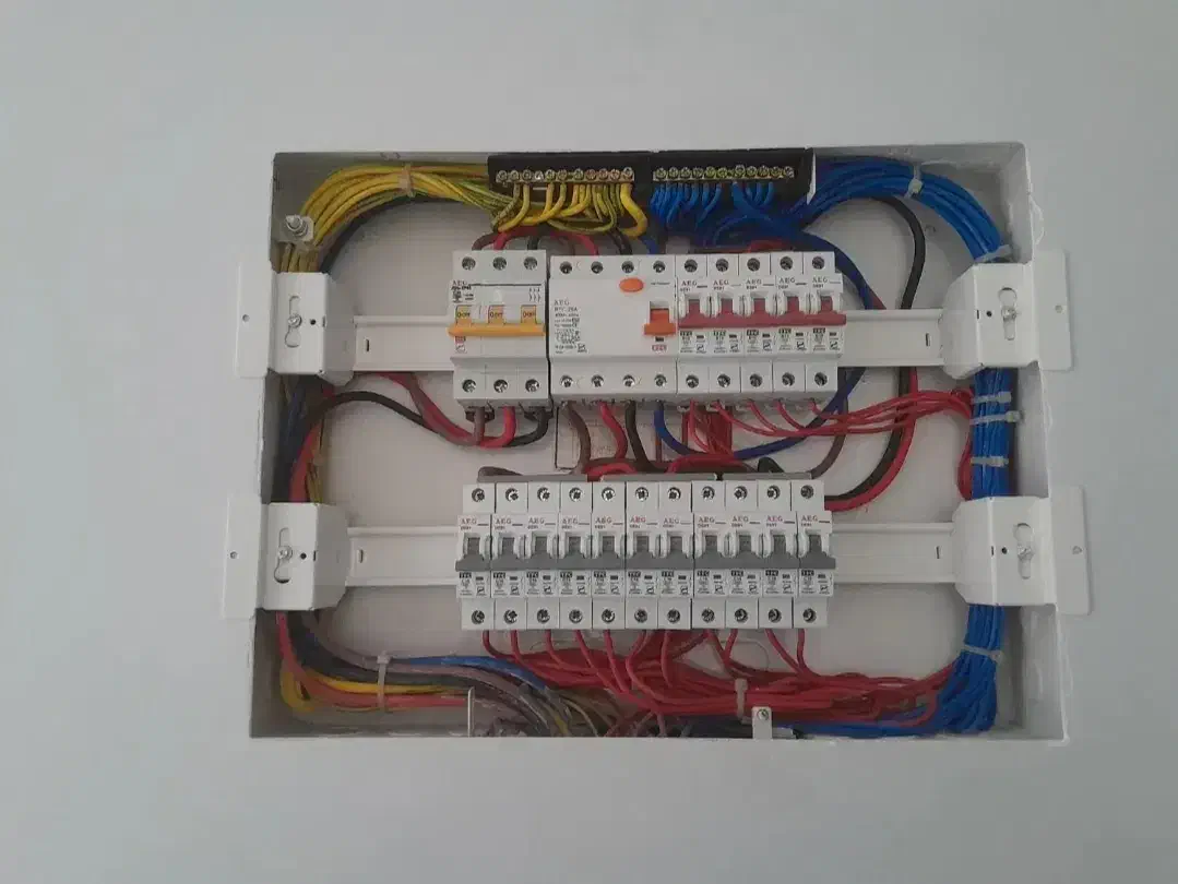 برقکار سیمکش برقکاری سیم کشی|خدمات پیشه و مهارت|اردبیل, |دیوار