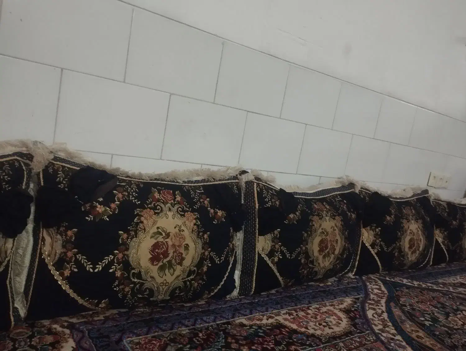 شیش پشتی در حد نو|پشتی|یزد, |دیوار