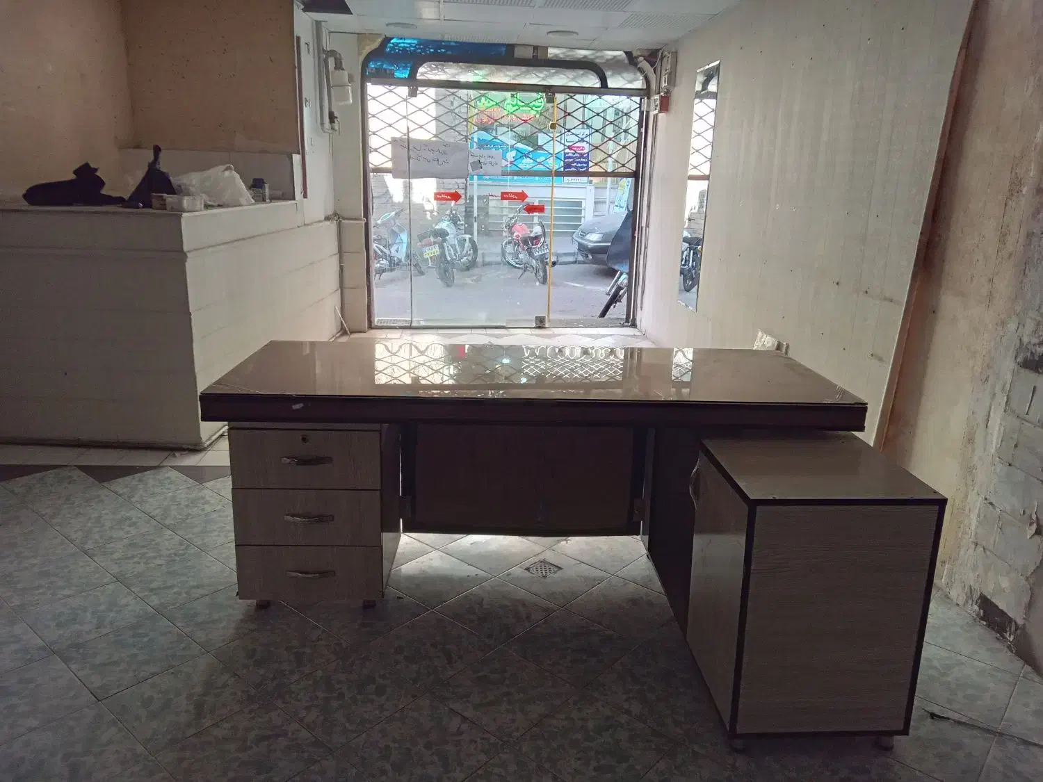 میز، پنج تیکه ال شکل همراه باشیشه رو میز|دفتر کار|سبزوار, قائم|دیوار