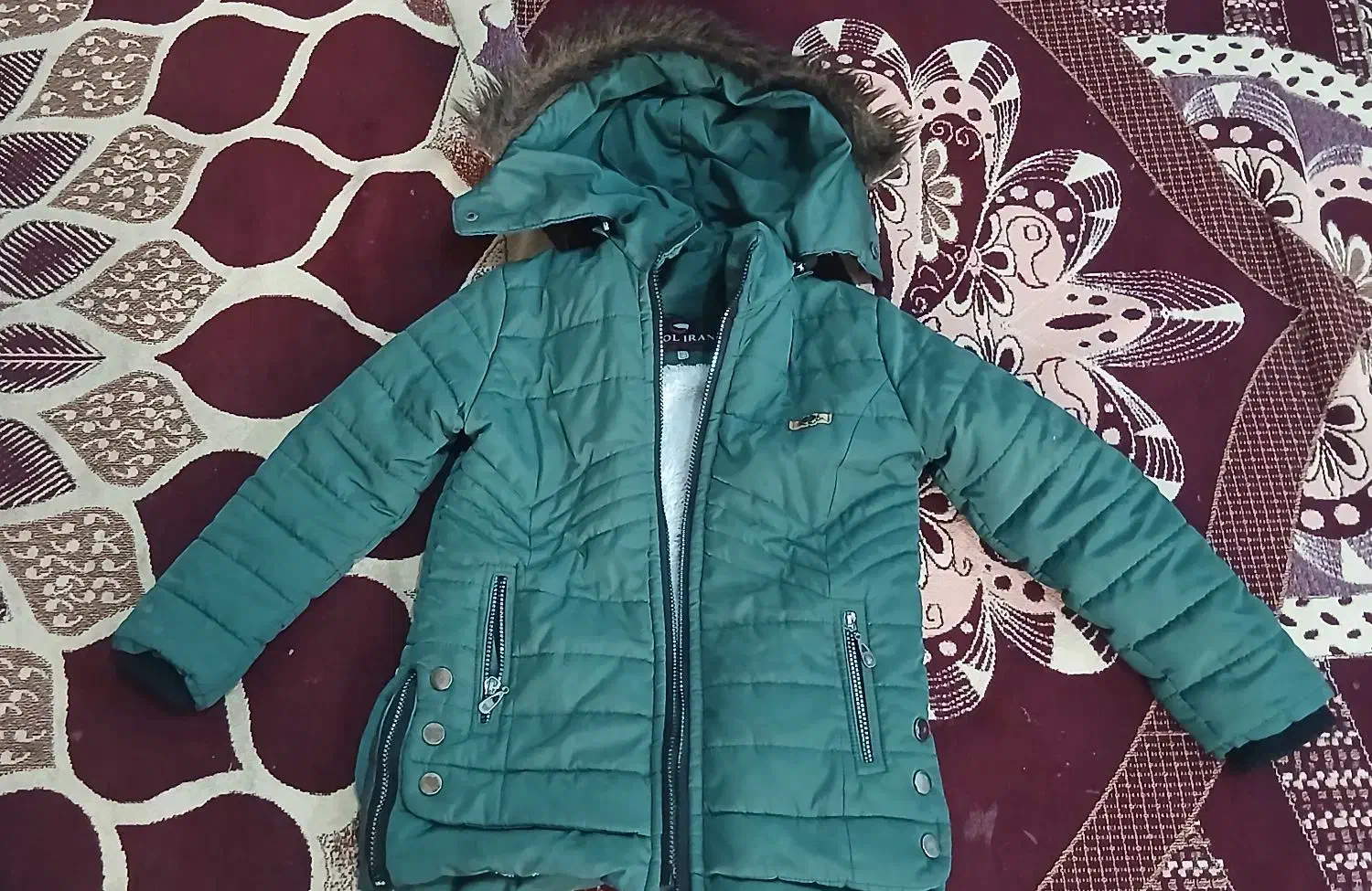 کاپشن|لباس|اندیمشک, |دیوار