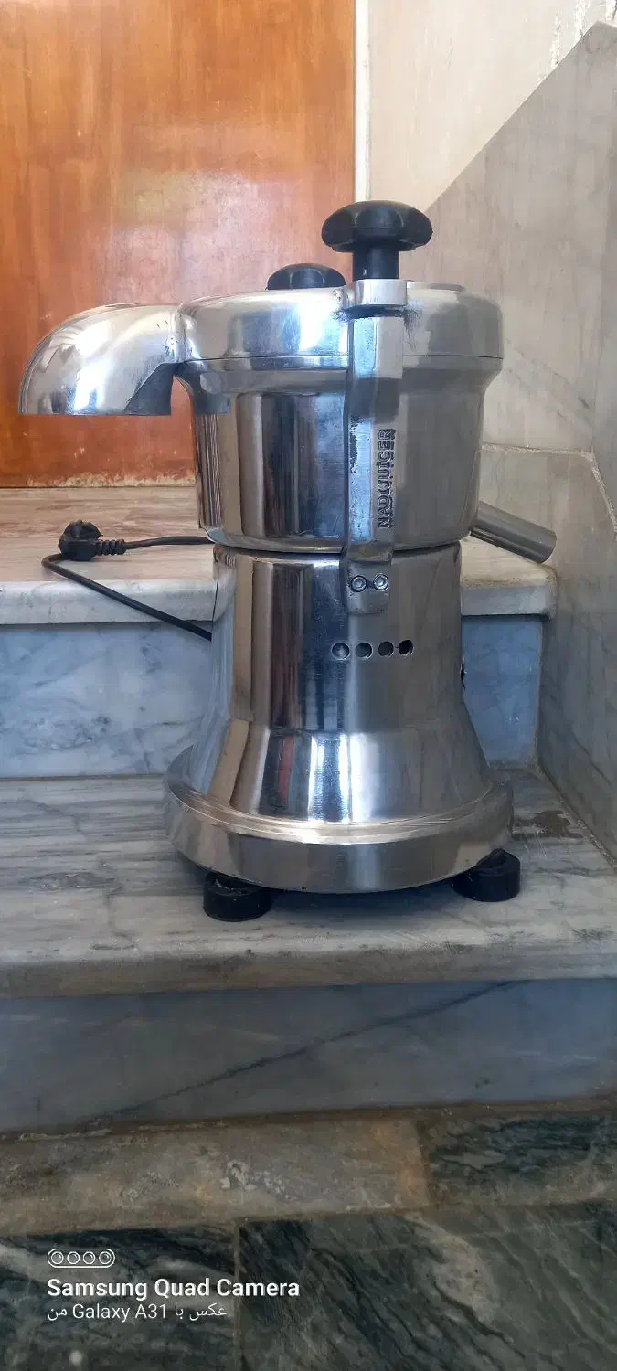 یک دستگاه آب هویچ گیری|کافیشاپ و رستوران|صحنه, |دیوار