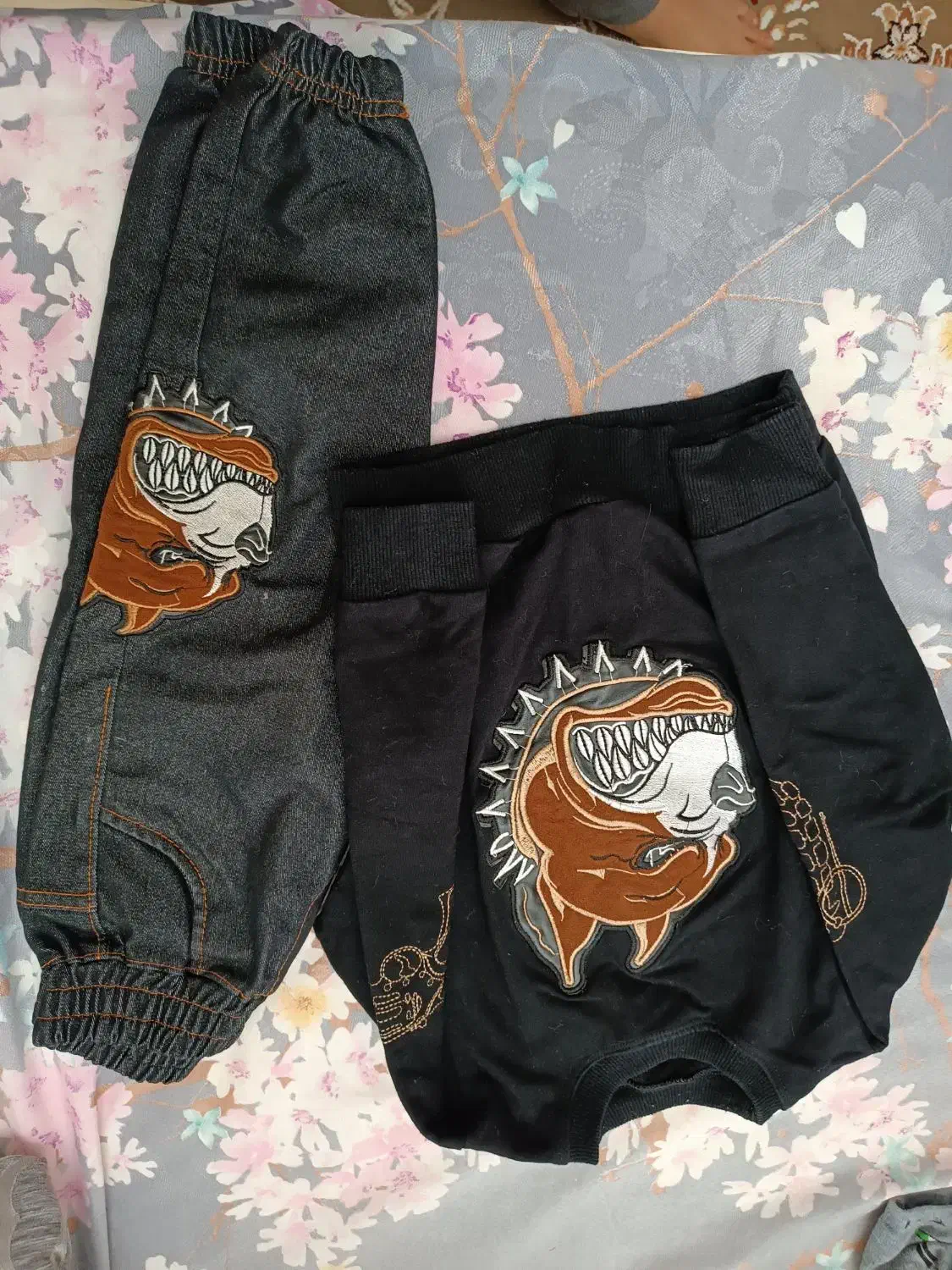 دو دست هودی و شلوار|کفش و لباس بچه|آستانه اشرفیه, |دیوار