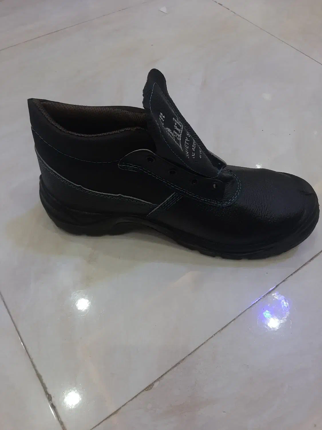 کفش کار|کیف، کفش، کمربند|رشت, توشیبا|دیوار