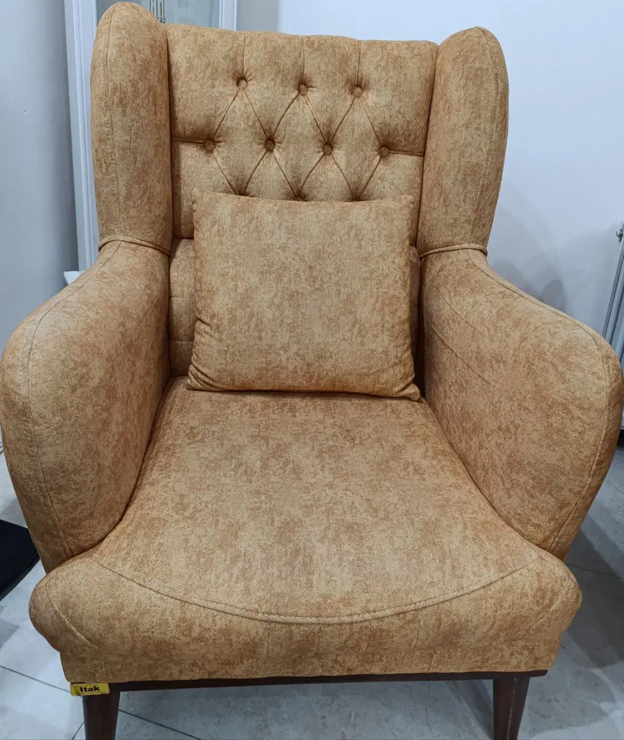 دو عدد مبل تک نفره در حد نوع|مبلمان خانگی و میز عسلی|کرج, شهرک بیدارچشمه|دیوار