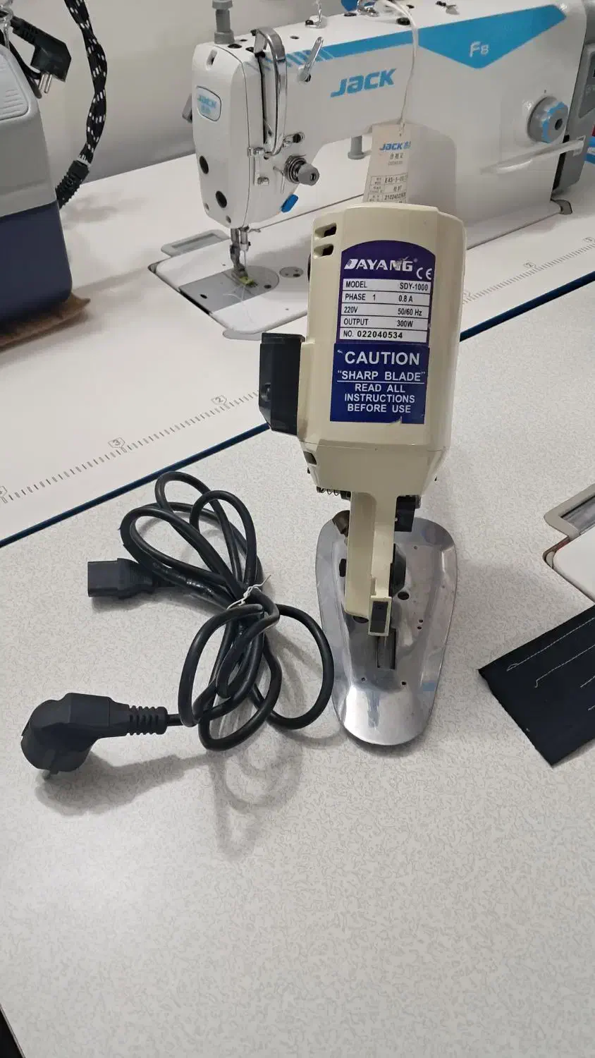 قیچی برقی درحدنو|لوازم خیاطی و بافتنی|رشت, معلم|دیوار