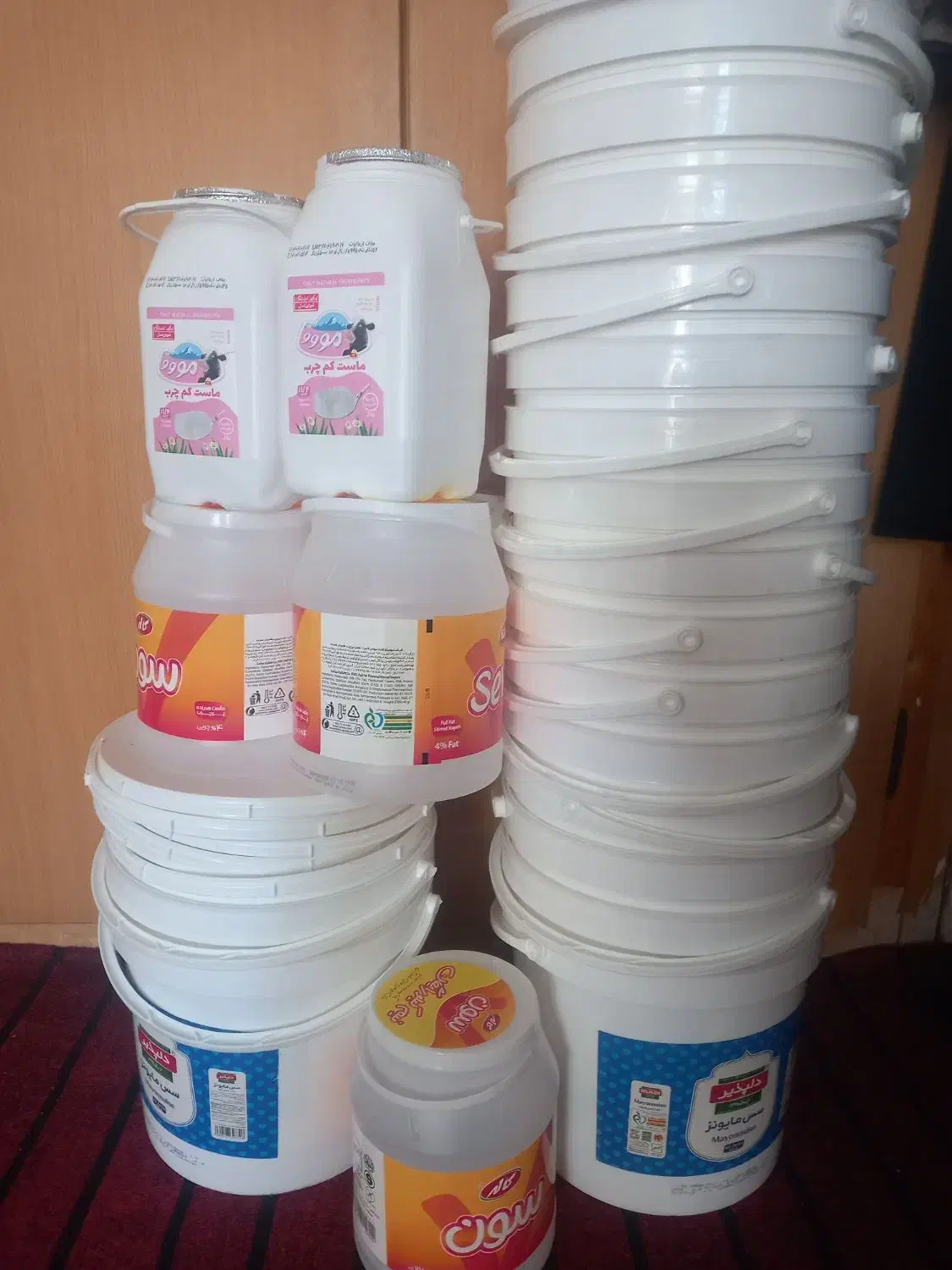 تعدادی سطل ودبه|ظروف نگهدارنده، پلاستیکی، یک‌بارمصرف|اراک, |دیوار