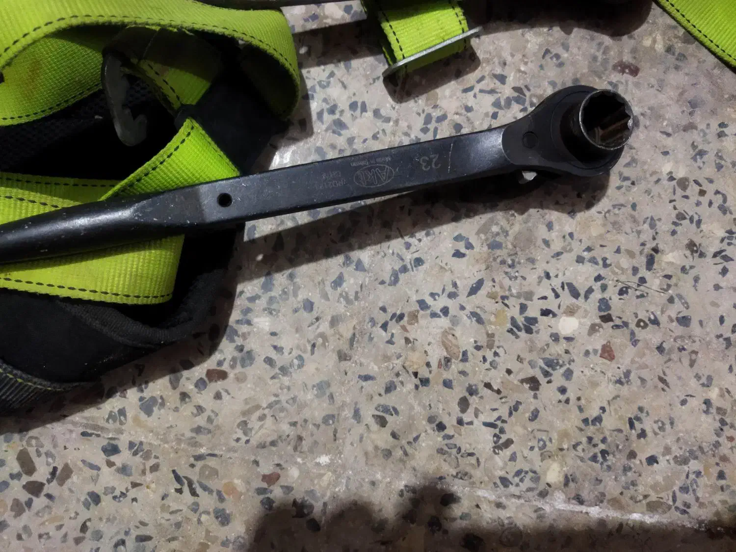 کمربند ایمنی و ۲ عدد اچار دار بست|ابزارآلات|دزفول, |دیوار