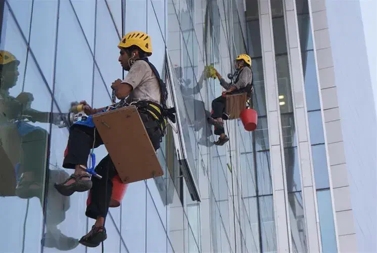 کار در ارتفاع با طناب شستشو عایق بندی پیچ رول پلاک|خدمات پیشه و مهارت|مرودشت, استادیوم|دیوار