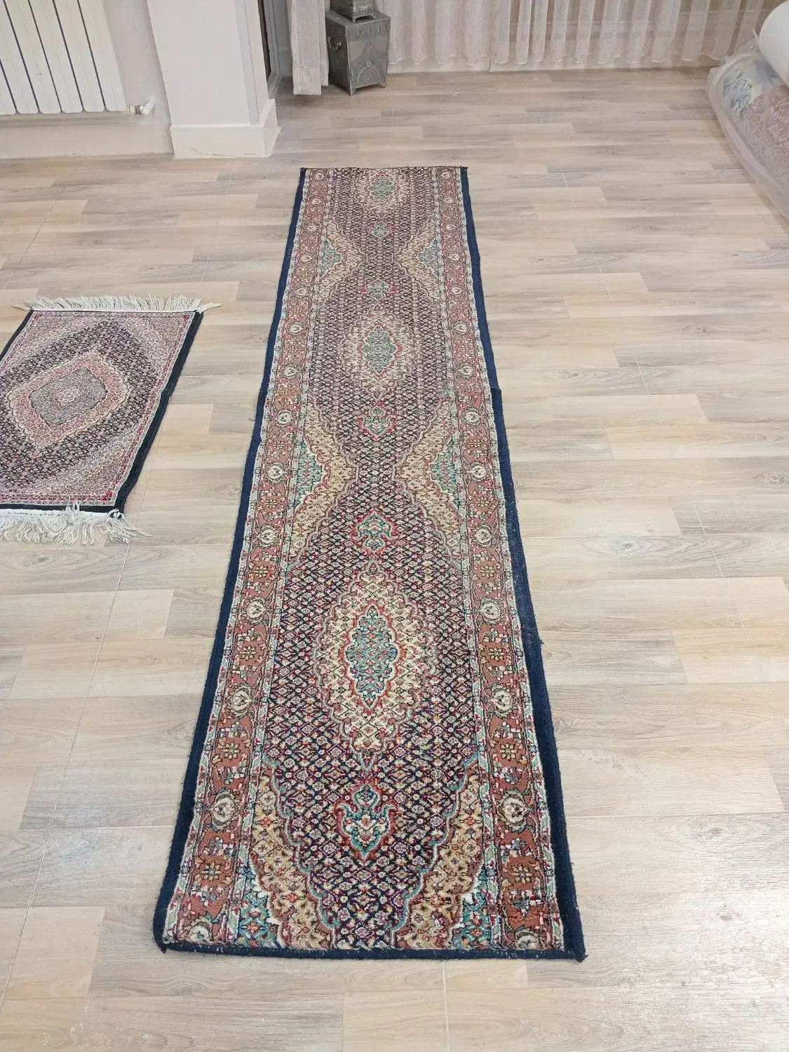 فرش کناره با یک قالیچه کوچک|فرش|قزوین, |دیوار