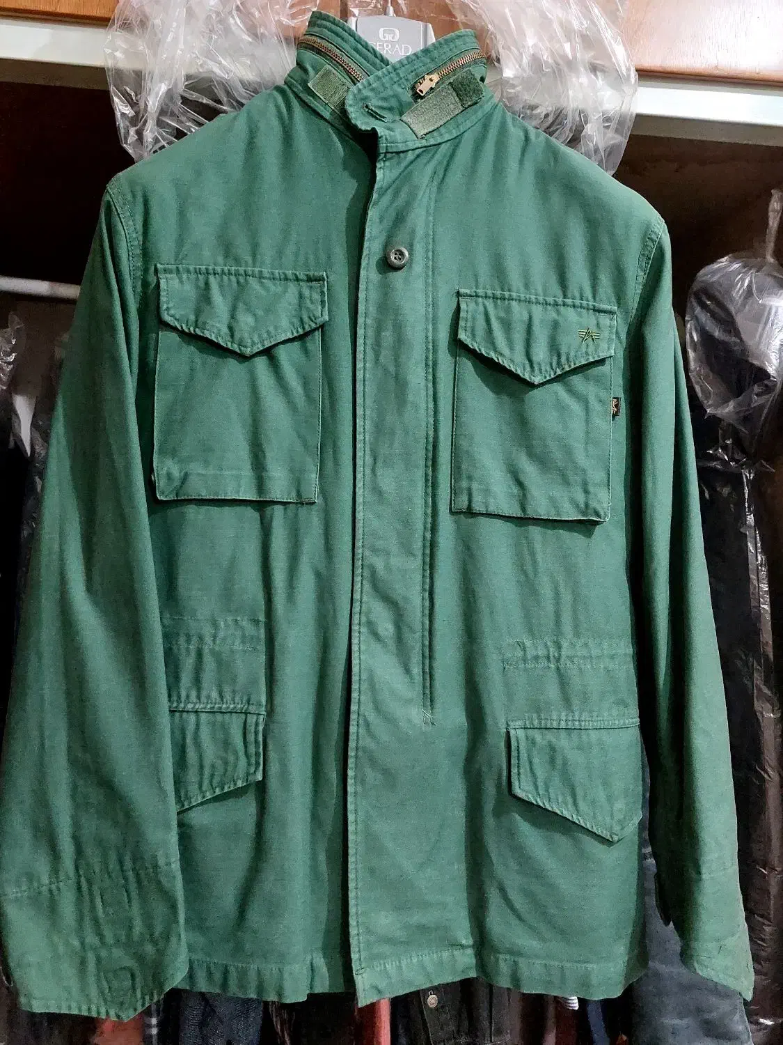 اورکت امریکایی و پیراهن مردانه|لباس|صدرا-فارس, فاز ۱|دیوار