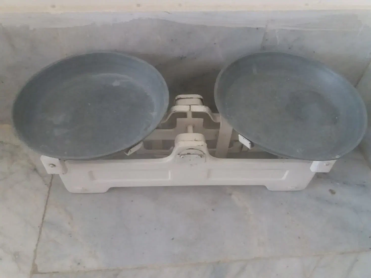 ترازوی دو کفه ای|کلکسیون اشیاء عتیقه|قوچان, |دیوار