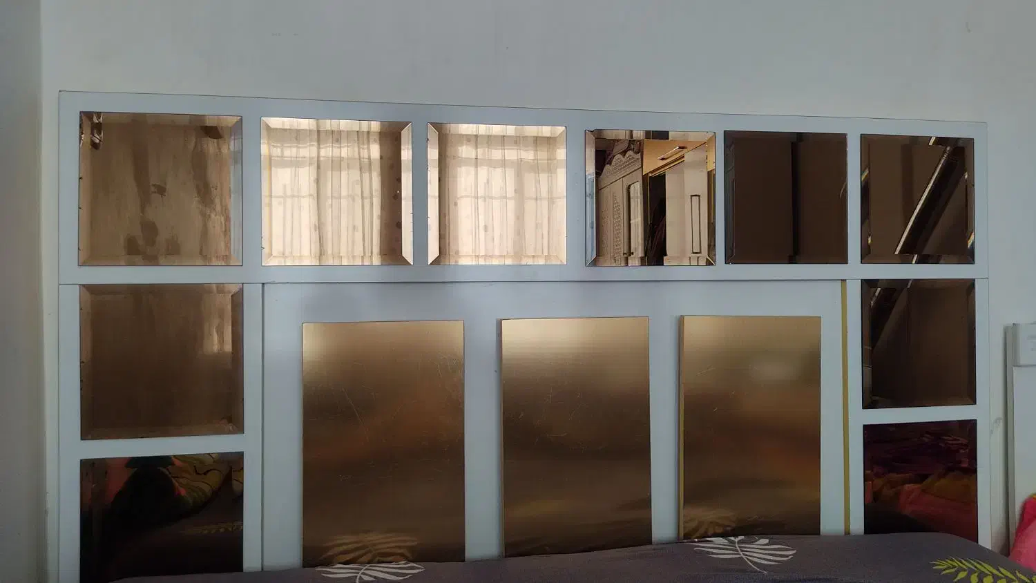 تخت و میز تلویزیون سفید طلایی|تخت و سرویس خواب|نیشابور, گنبد سبز|دیوار